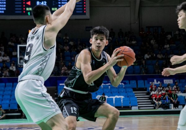 海通众合 媒体人：杨曦皓、逄砚钧、卢骏计划参加CBA选秀，杨曦皓仍是状元热门