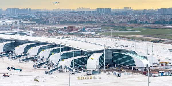 宏源证券 T3航站楼封顶 白云机场三期投用在即